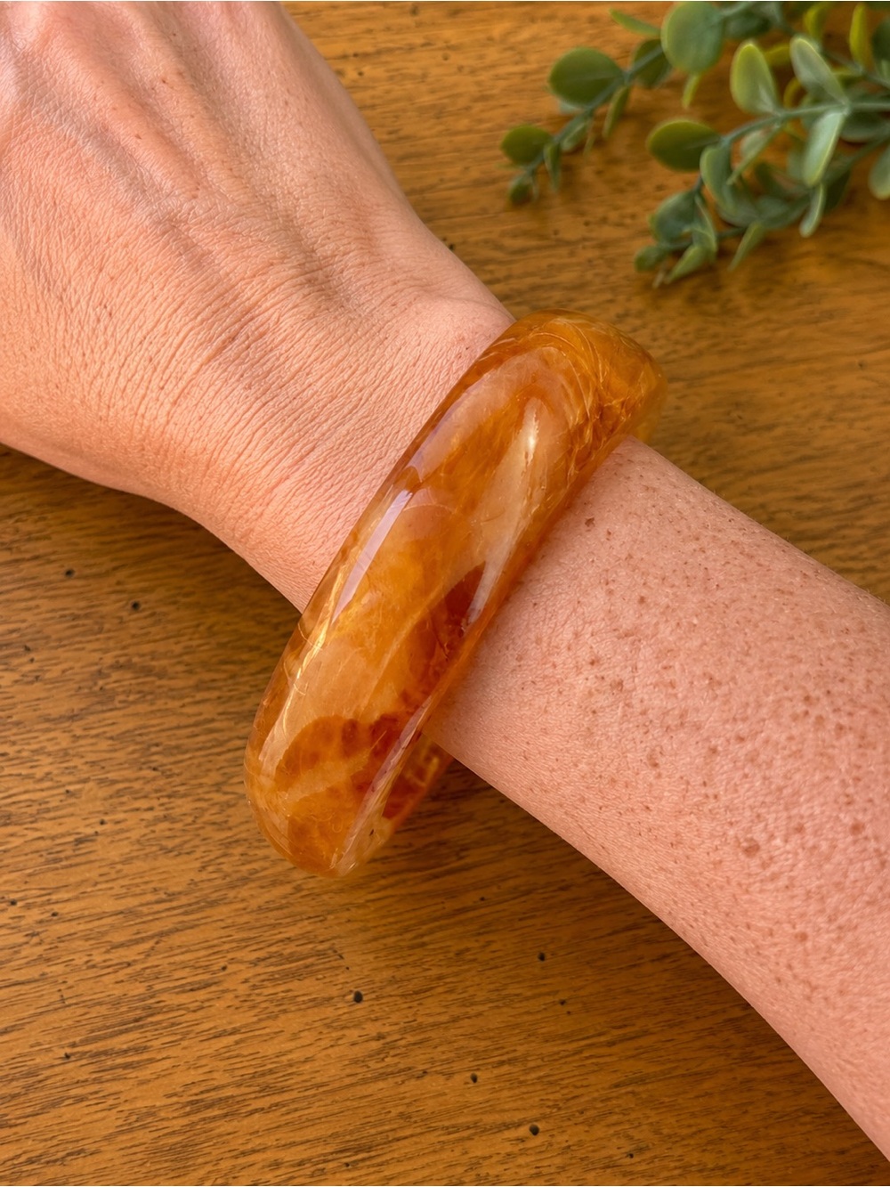 🔹 Vintage Amber Swirled Lucite Organic Bangle Bracelet – Chunky Statement Cuff